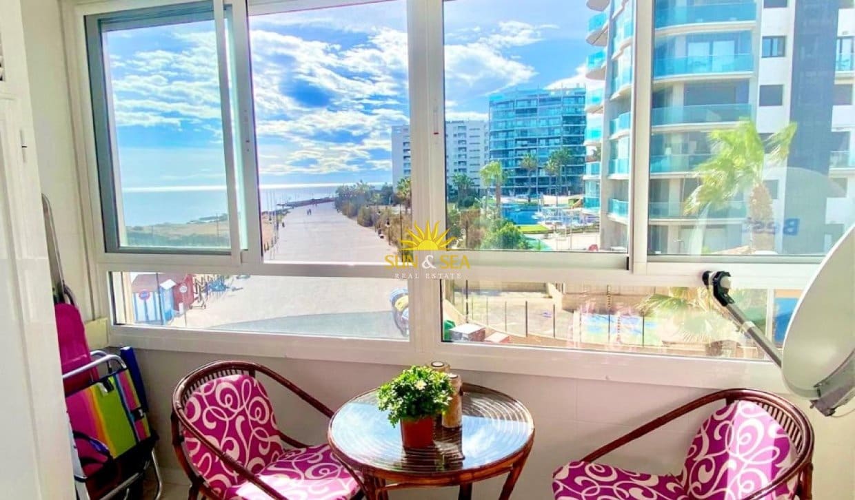 Appartement de 2 chambres à louer à Torrevieja avec piscine - 1 100 € (Ref: 10000955)