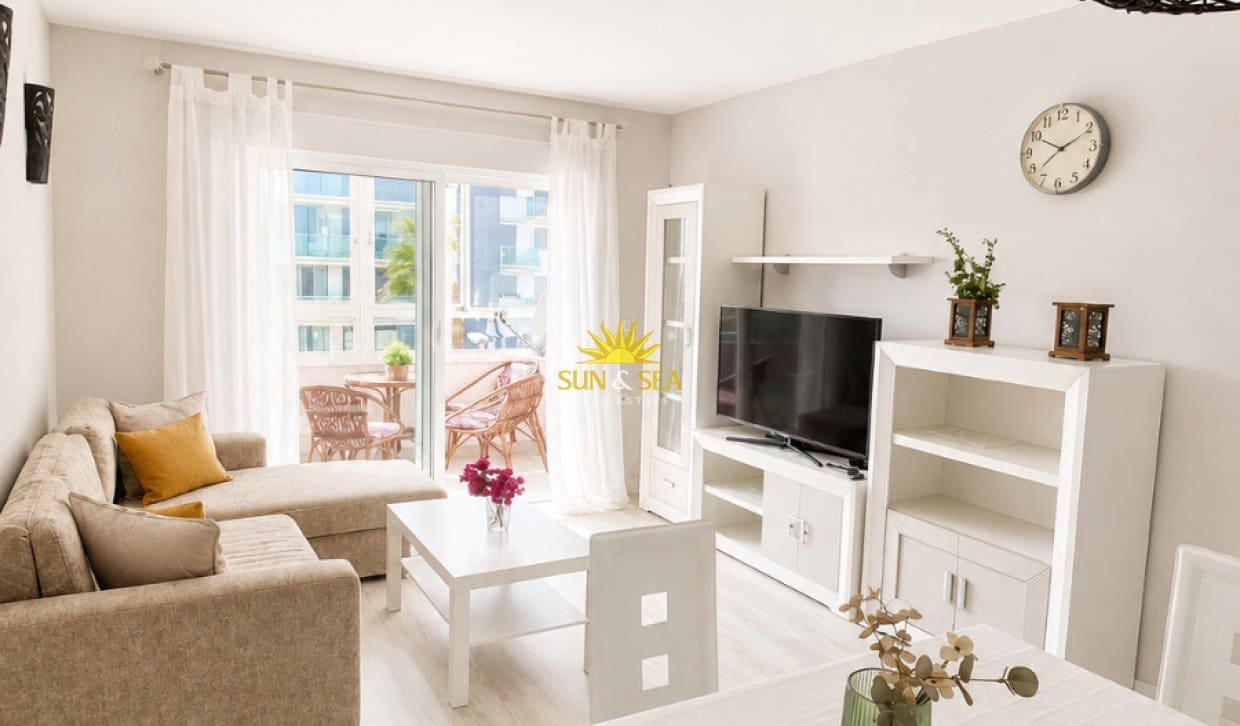 Appartement de 2 chambres à louer à Torrevieja avec piscine - 1 100 € (Ref: 10000955)