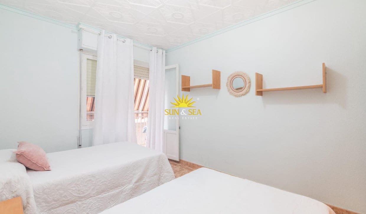   3 soveværelse   ferieLejlighed i Torrevieja   med   garage  - € 900 (Ref: 10000956)
