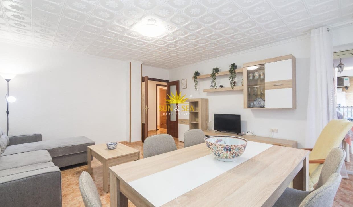   3 soveværelse   ferieLejlighed i Torrevieja   med   garage  - € 900 (Ref: 10000956)