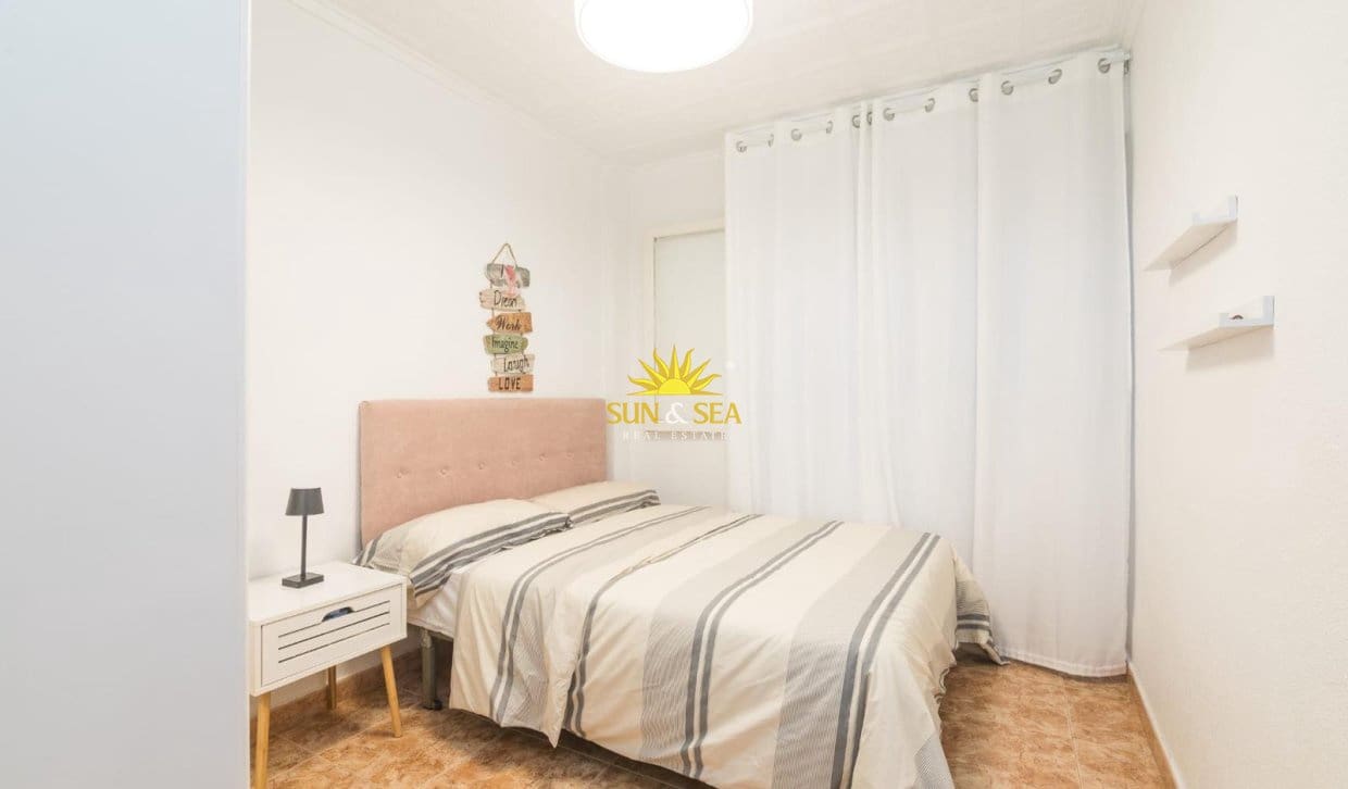   3 soveværelse   ferieLejlighed i Torrevieja   med   garage  - € 900 (Ref: 10000956)