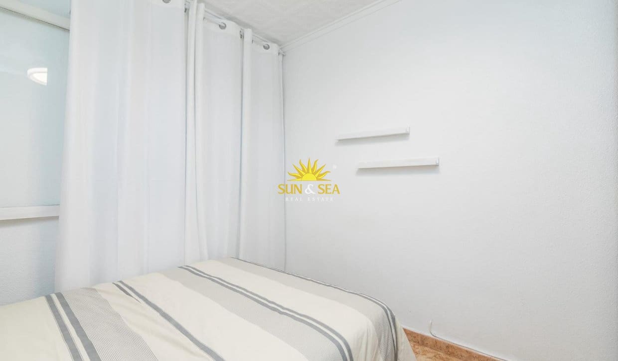   3 soveværelse   ferieLejlighed i Torrevieja   med   garage  - € 900 (Ref: 10000956)
