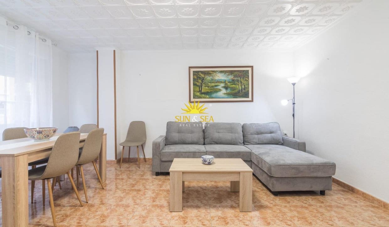   3 soveværelse   ferieLejlighed i Torrevieja   med   garage  - € 900 (Ref: 10000956)