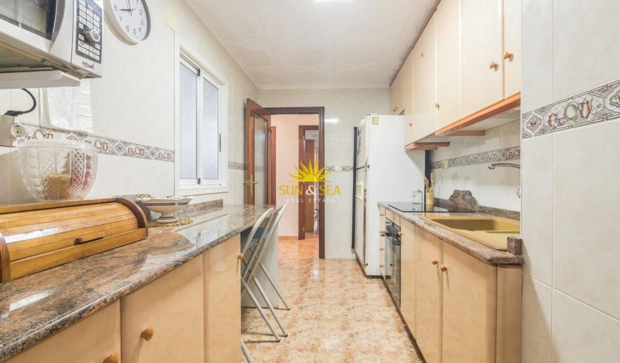   3 soveværelse   ferieLejlighed i Torrevieja   med   garage  - € 900 (Ref: 10000956)