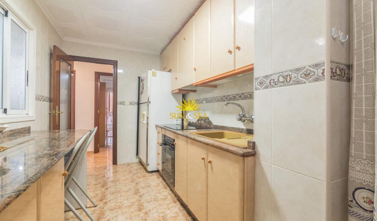   3 soveværelse   ferieLejlighed i Torrevieja   med   garage  - € 900 (Ref: 10000956)
