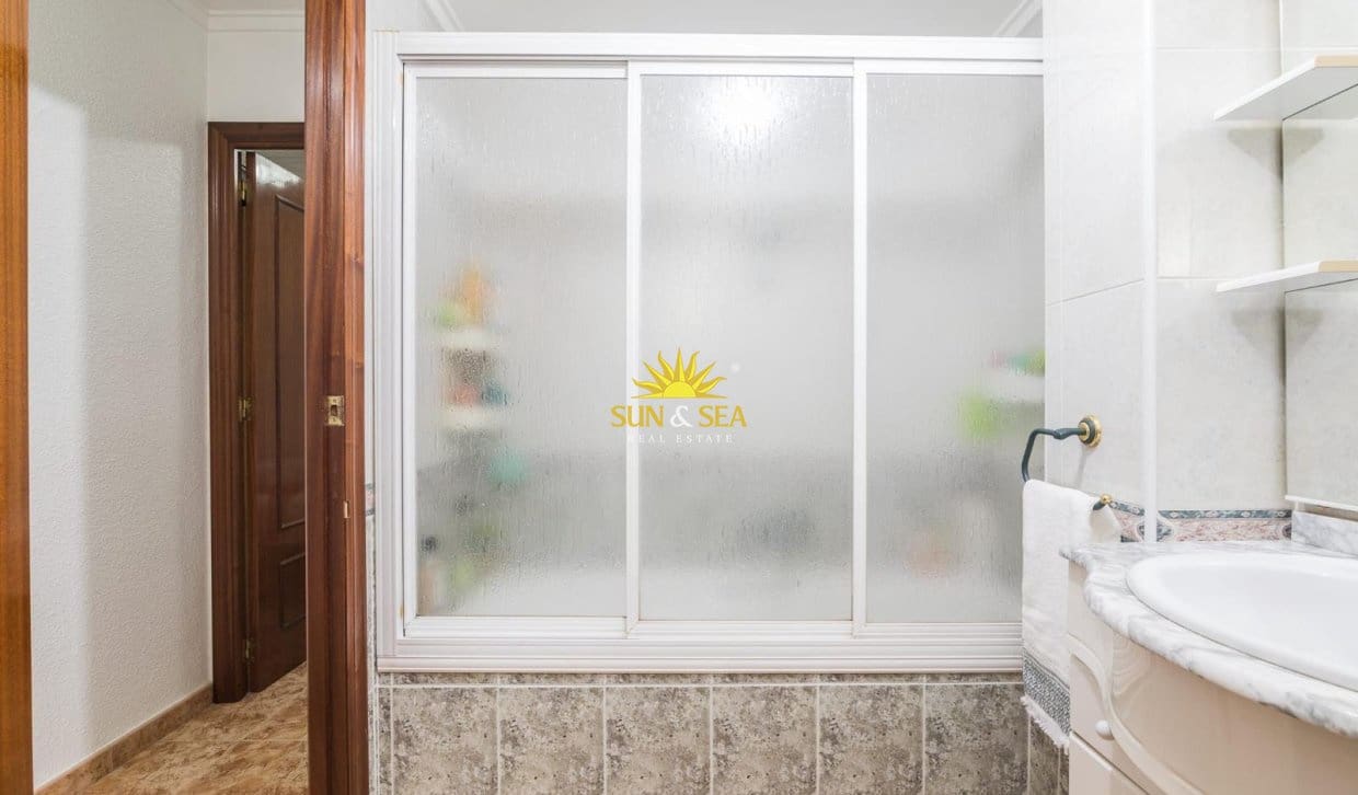   3 soveværelse   ferieLejlighed i Torrevieja   med   garage  - € 900 (Ref: 10000956)
