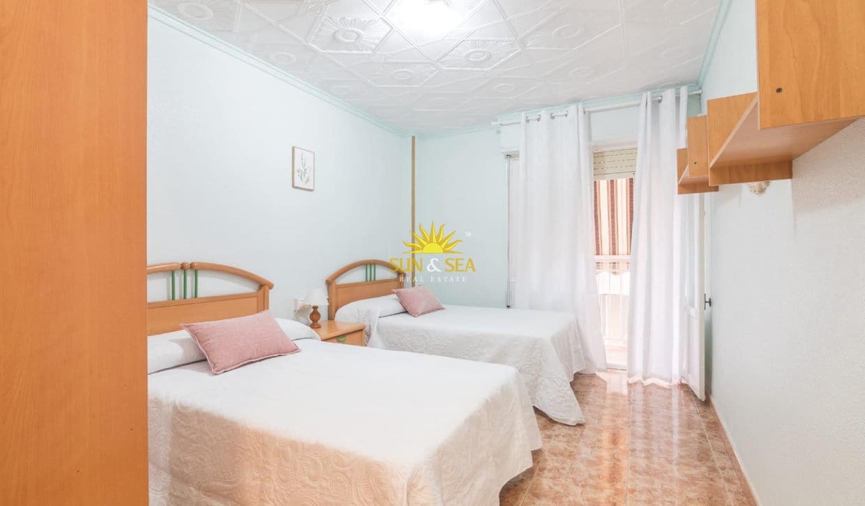  3 soveværelse   ferieLejlighed i Torrevieja   med   garage  - € 900 (Ref: 10000956)