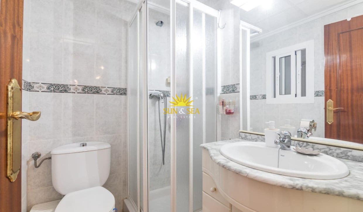   3 soveværelse   ferieLejlighed i Torrevieja   med   garage  - € 900 (Ref: 10000956)