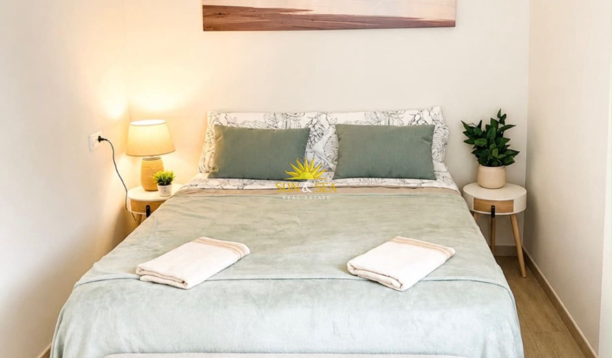2 quarto Apartamento para arrendar em Torrevieja - 900 € (Ref: 10001168)