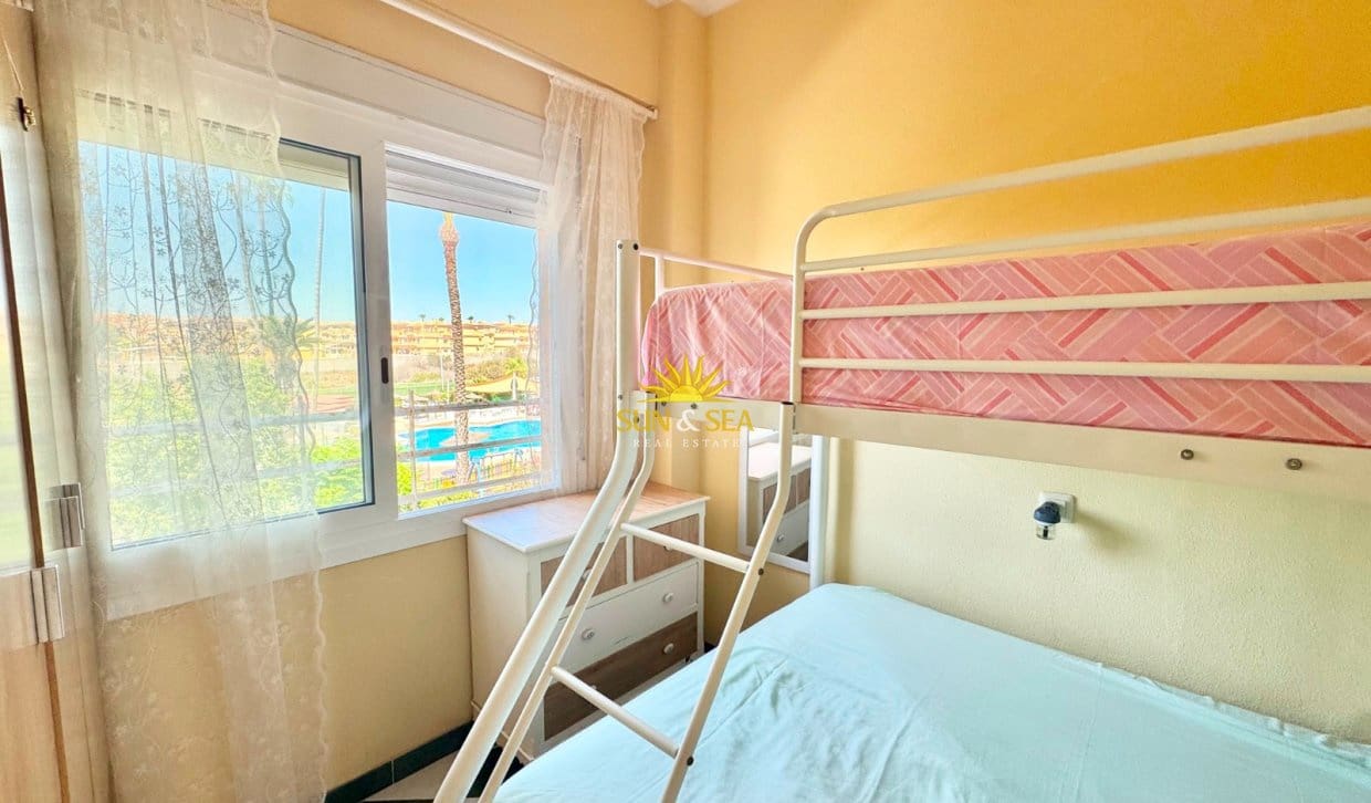 3 slaapkamer Appartement voor vakantieverhuur in Torrevieja met zwembad - € 700 (Ref: 10004724)