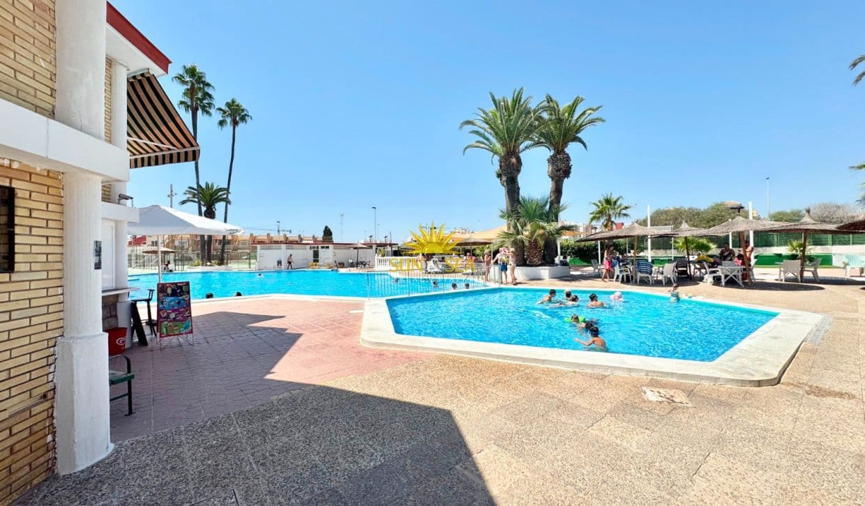 3 slaapkamer Appartement voor vakantieverhuur in Torrevieja met zwembad - € 700 (Ref: 10004724)