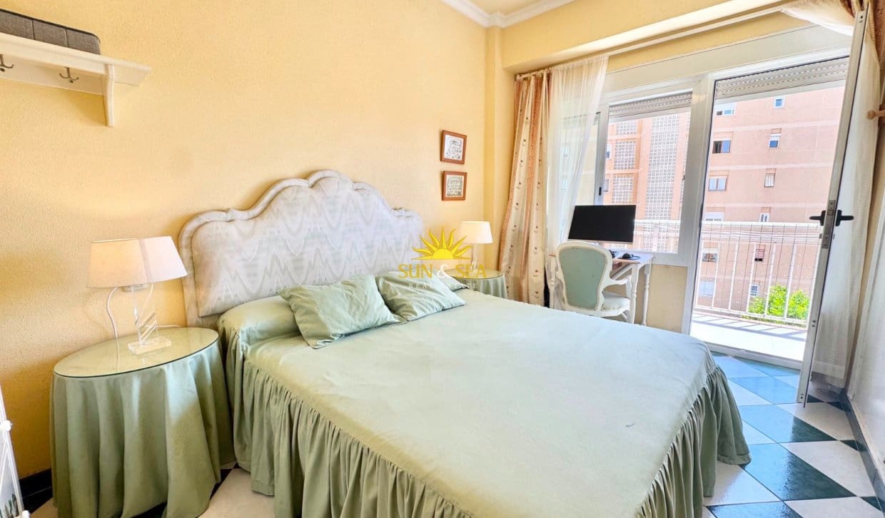 3 slaapkamer Appartement voor vakantieverhuur in Torrevieja met zwembad - € 700 (Ref: 10004724)