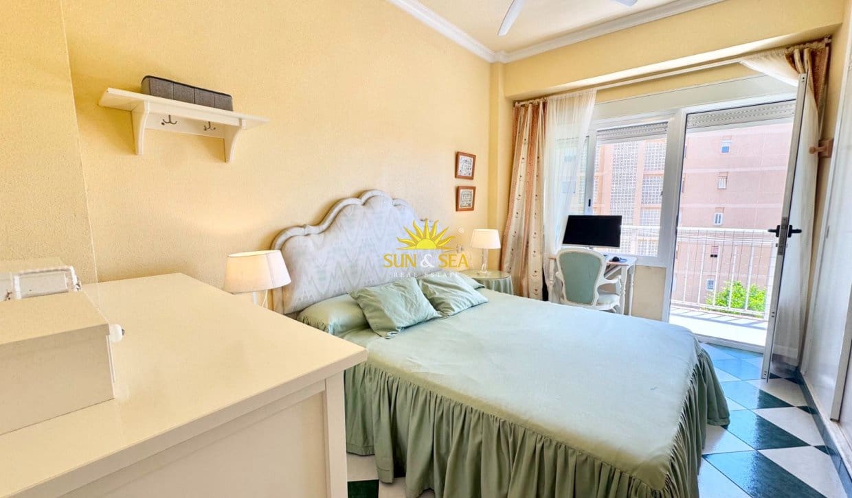 3 slaapkamer Appartement voor vakantieverhuur in Torrevieja met zwembad - € 700 (Ref: 10004724)