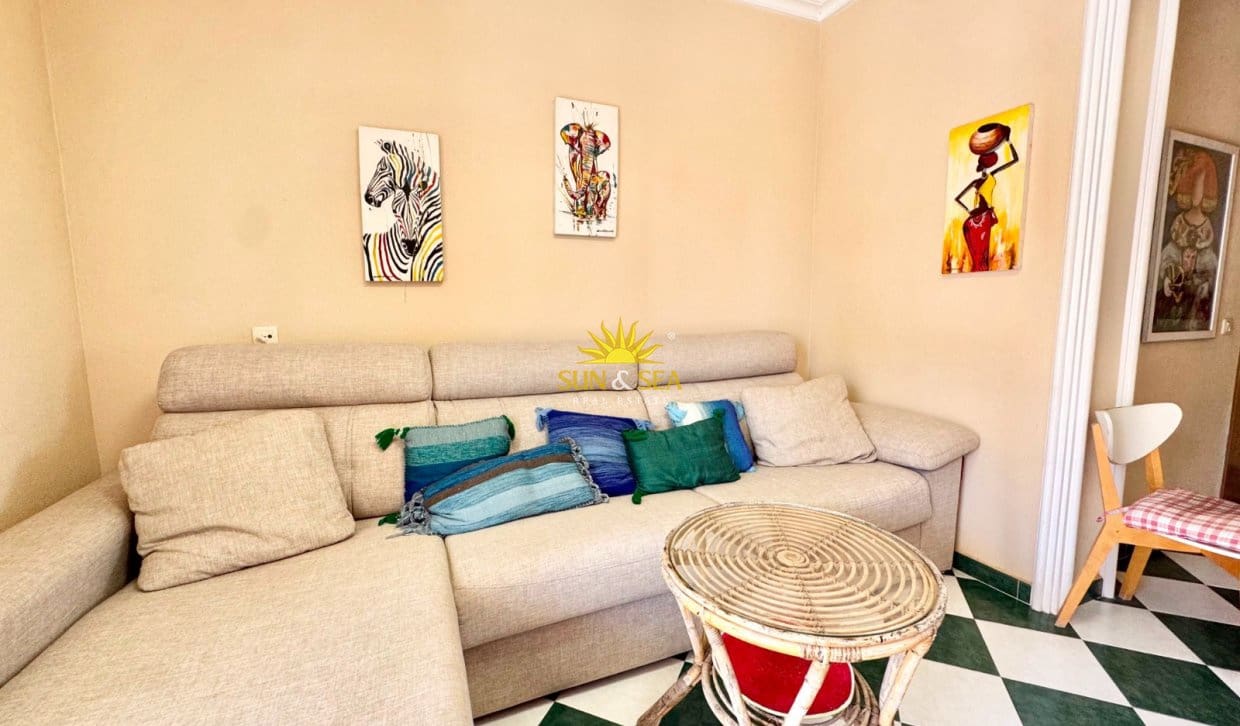 3 slaapkamer Appartement voor vakantieverhuur in Torrevieja met zwembad - € 700 (Ref: 10004724)