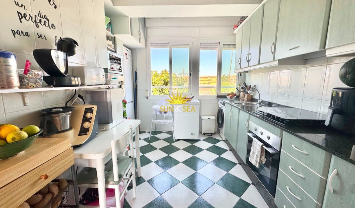 3 slaapkamer Appartement voor vakantieverhuur in Torrevieja met zwembad - € 700 (Ref: 10004724)