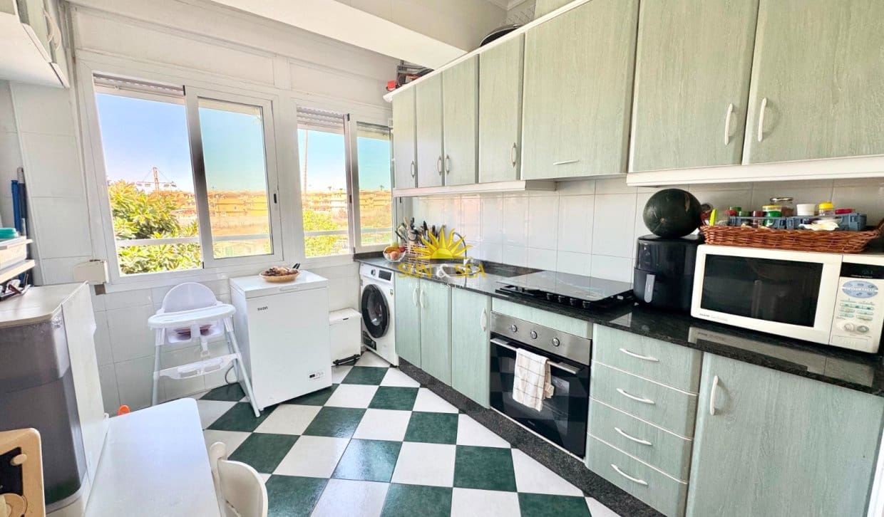 3 slaapkamer Appartement voor vakantieverhuur in Torrevieja met zwembad - € 700 (Ref: 10004724)