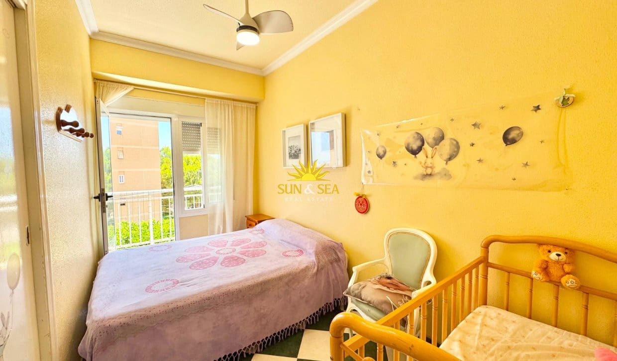 3 slaapkamer Appartement voor vakantieverhuur in Torrevieja met zwembad - € 700 (Ref: 10004724)