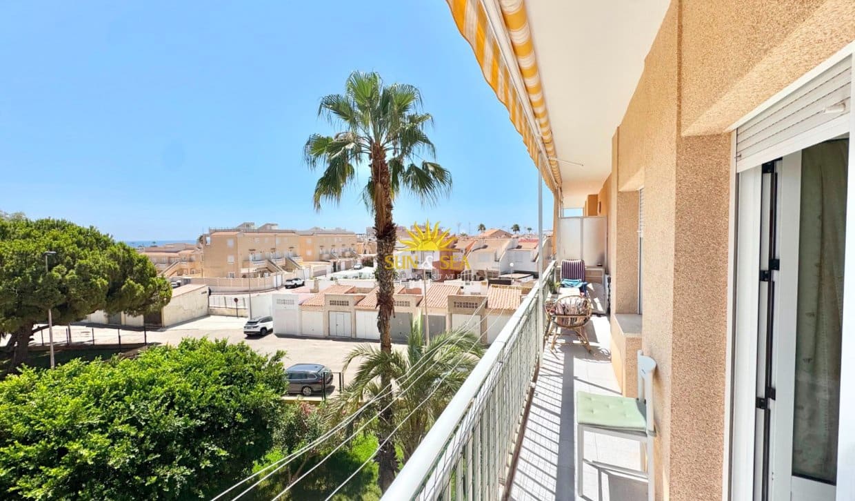 3 slaapkamer Appartement voor vakantieverhuur in Torrevieja met zwembad - € 700 (Ref: 10004724)