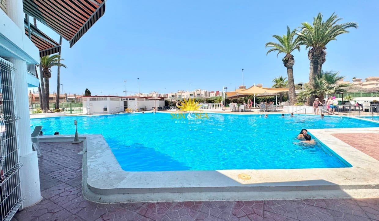 3 slaapkamer Appartement voor vakantieverhuur in Torrevieja met zwembad - € 700 (Ref: 10004724)