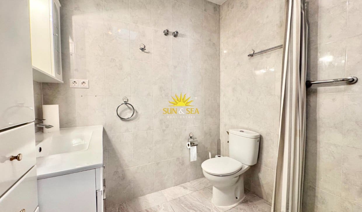 3 sovrum Hus att hyra i Torrevieja med pool - 850 € (Ref: 10008084)