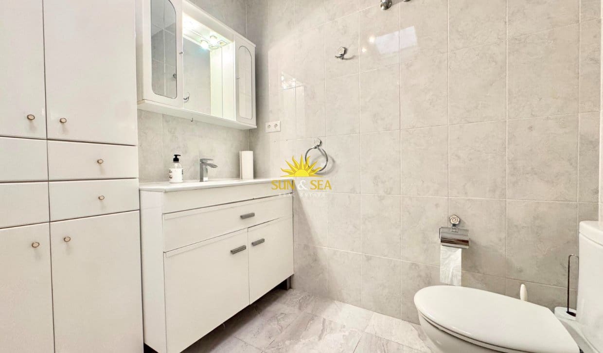 3 sovrum Hus att hyra i Torrevieja med pool - 850 € (Ref: 10008084)