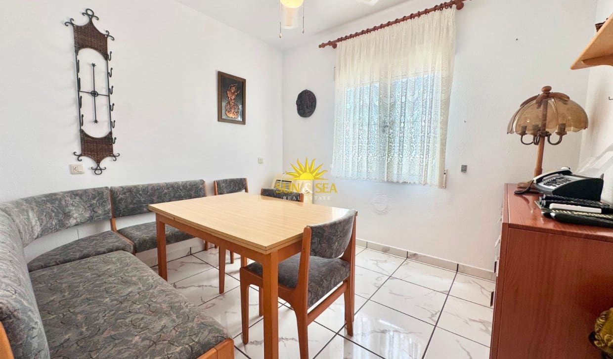 3 sovrum Hus att hyra i Torrevieja med pool - 850 € (Ref: 10008084)