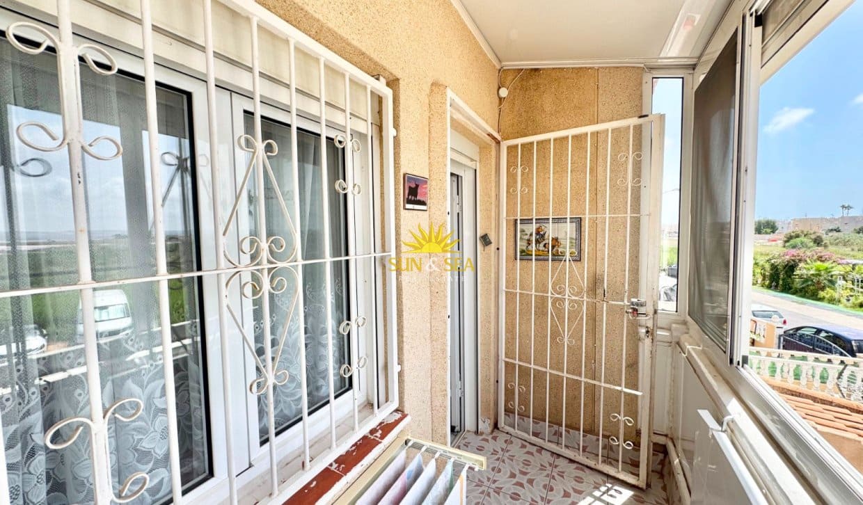 3 sovrum Hus att hyra i Torrevieja med pool - 850 € (Ref: 10008084)