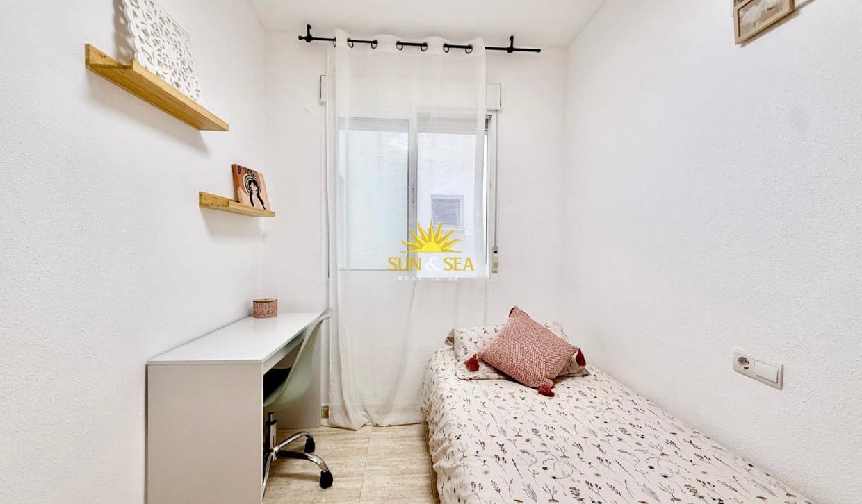 3 quarto Apartamento para arrendar em Torrevieja com piscina garagem - 950 € (Ref: 10008085)