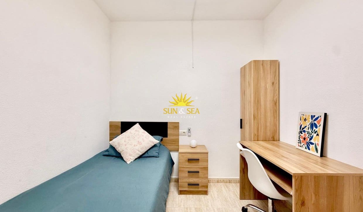 3 quarto Apartamento para arrendar em Torrevieja com piscina garagem - 950 € (Ref: 10008085)