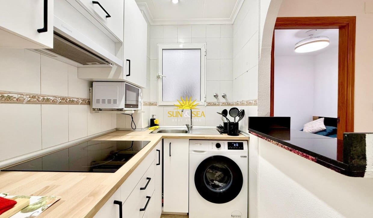 3 quarto Apartamento para arrendar em Torrevieja com piscina garagem - 950 € (Ref: 10008085)