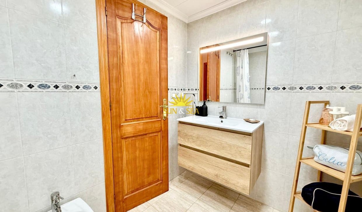 3 quarto Apartamento para arrendar em Torrevieja com piscina garagem - 950 € (Ref: 10008085)