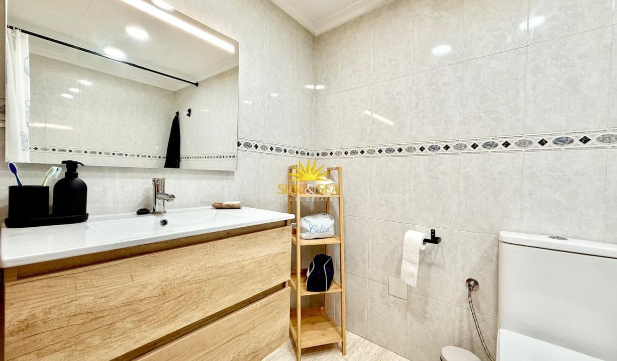 3 quarto Apartamento para arrendar em Torrevieja com piscina garagem - 950 € (Ref: 10008085)