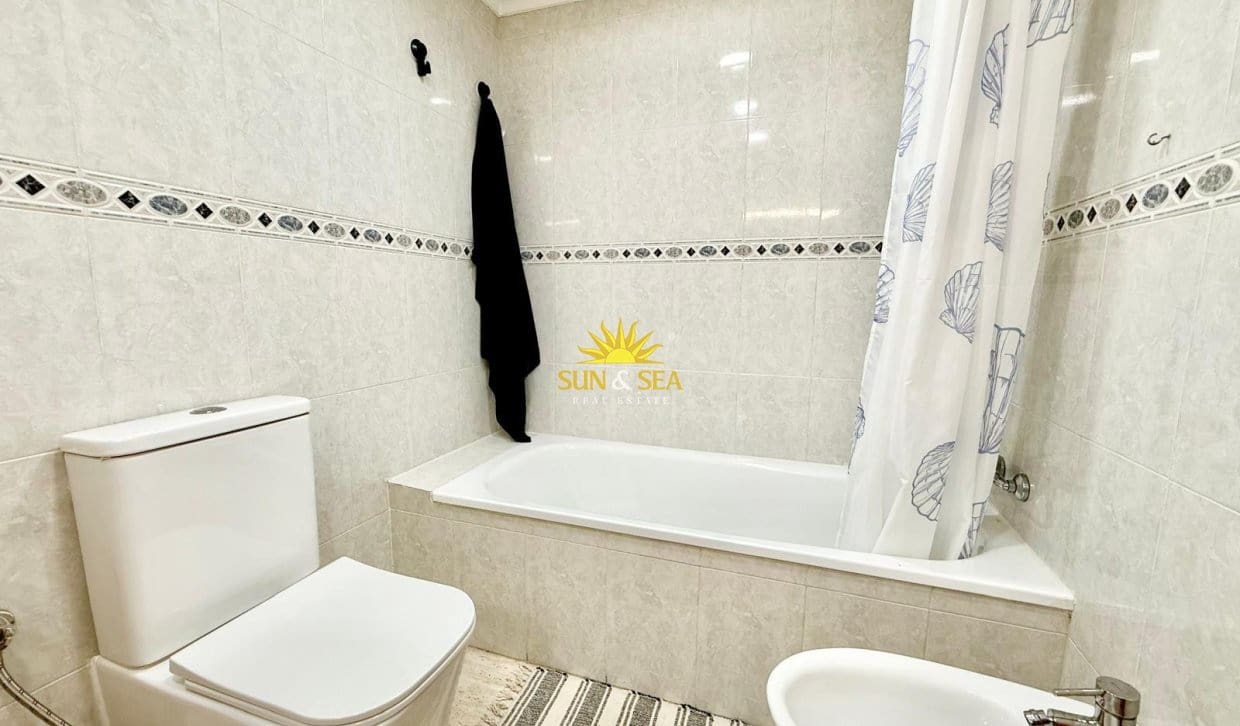 3 quarto Apartamento para arrendar em Torrevieja com piscina garagem - 950 € (Ref: 10008085)