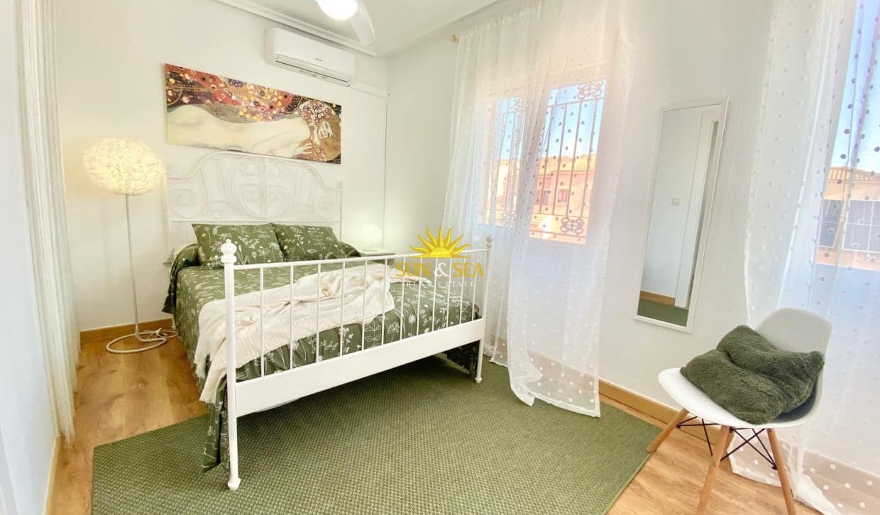 3 sypialnia Willa na sprzedaż w Playa Flamenca z basenem garażem - 284 000 € (Ref: 10009482)