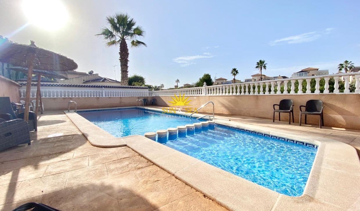 3 sypialnia Willa na sprzedaż w Playa Flamenca z basenem garażem - 284 000 € (Ref: 10009482)