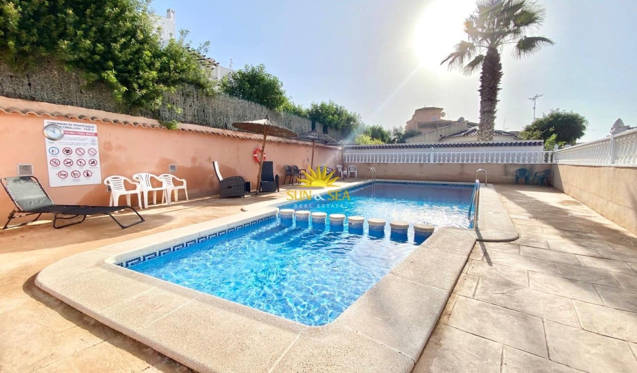 3 sypialnia Willa na sprzedaż w Playa Flamenca z basenem garażem - 284 000 € (Ref: 10009482)
