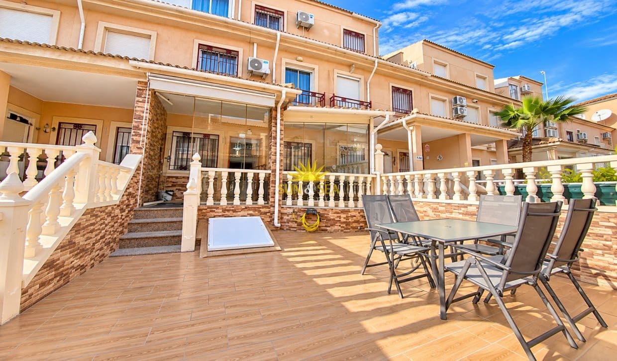 3 soverom Villa til salgs i Playa Flamenca med svømmebasseng garasje - € 279 000 (Ref: 10009482)
