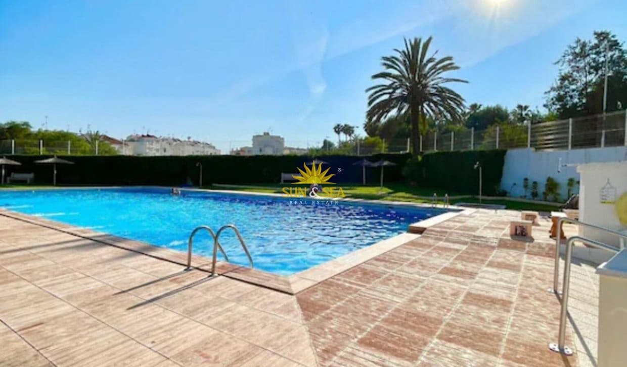 3 Zimmer Apartment zu vermieten in Torrevieja mit Pool - 2.200 € (Ref: 10009757)