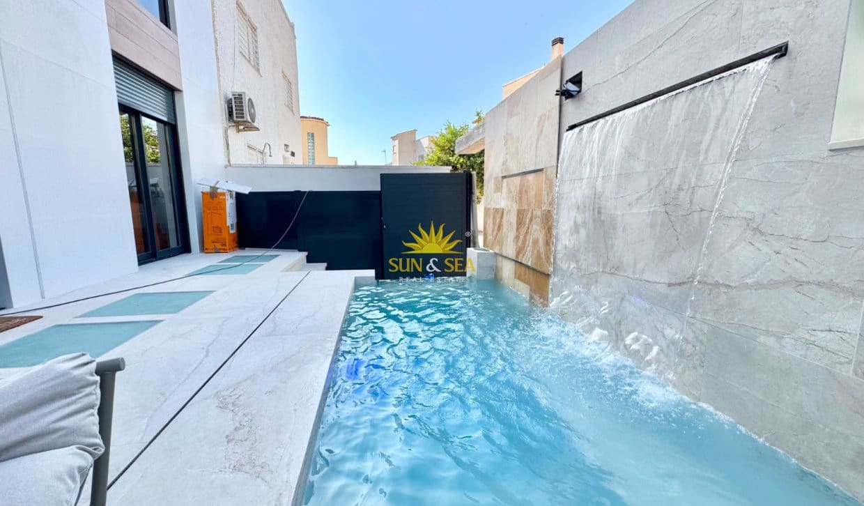 3 bedroom Apartment for rent in Torrevieja with pool - € 2,400 (Ref: 10009757)