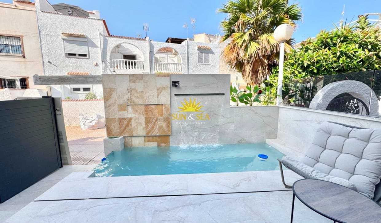 3 bedroom Apartment for rent in Torrevieja with pool - € 2,400 (Ref: 10009757)