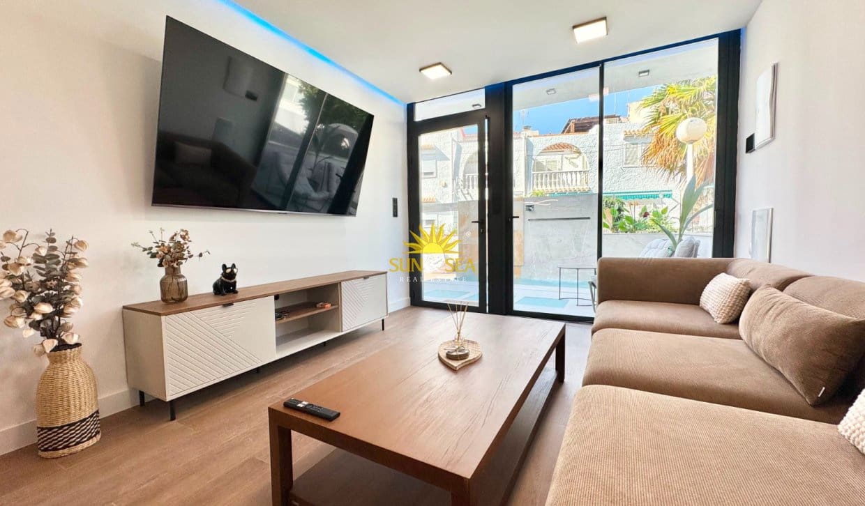 3 bedroom Apartment for rent in Torrevieja with pool - € 2,400 (Ref: 10009757)