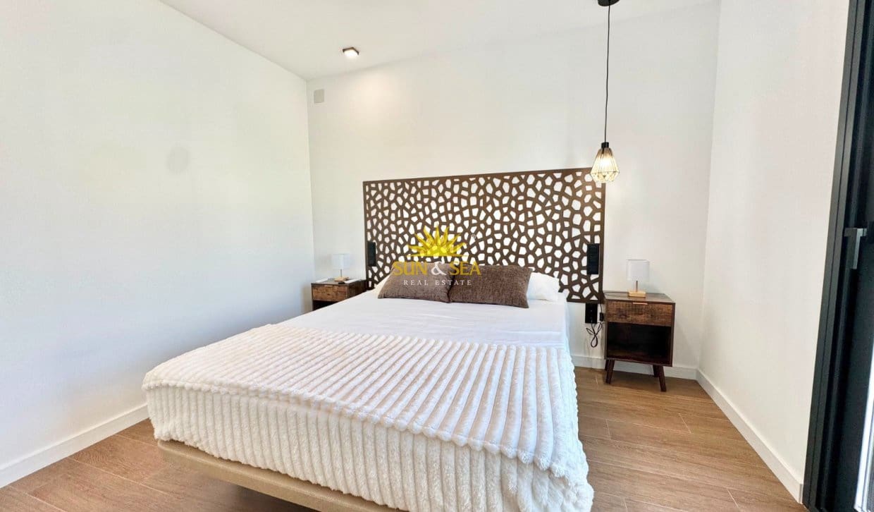 3 bedroom Apartment for rent in Torrevieja with pool - € 2,400 (Ref: 10009757)