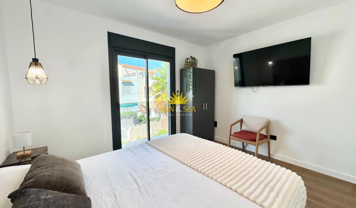 3 bedroom Apartment for rent in Torrevieja with pool - € 2,400 (Ref: 10009757)