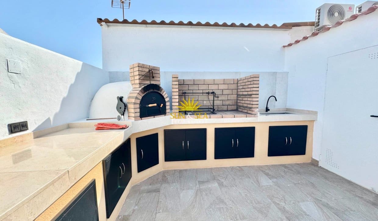 3 bedroom Apartment for rent in Torrevieja with pool - € 2,400 (Ref: 10009757)