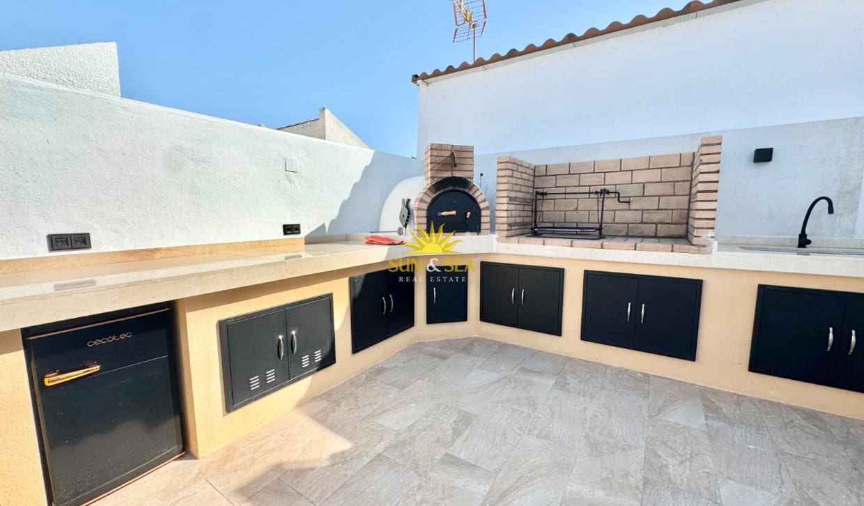 3 bedroom Apartment for rent in Torrevieja with pool - € 2,400 (Ref: 10009757)