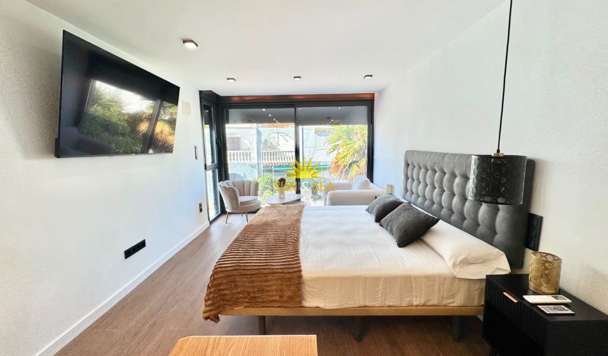 3 bedroom Apartment for rent in Torrevieja with pool - € 2,400 (Ref: 10009757)