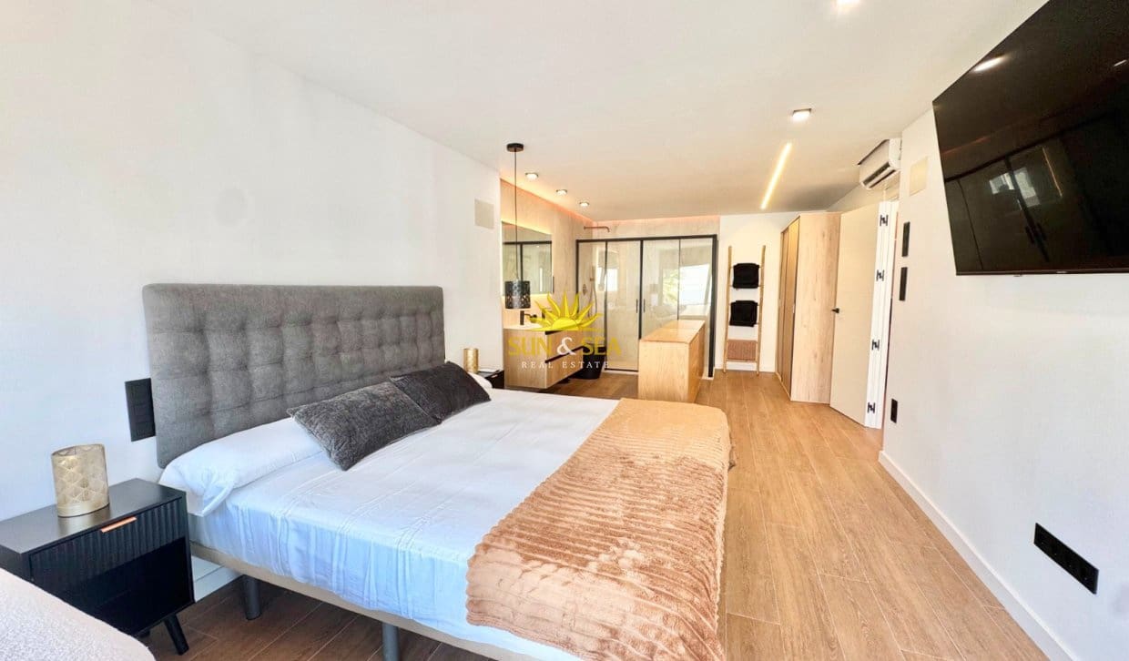 3 bedroom Apartment for rent in Torrevieja with pool - € 2,400 (Ref: 10009757)