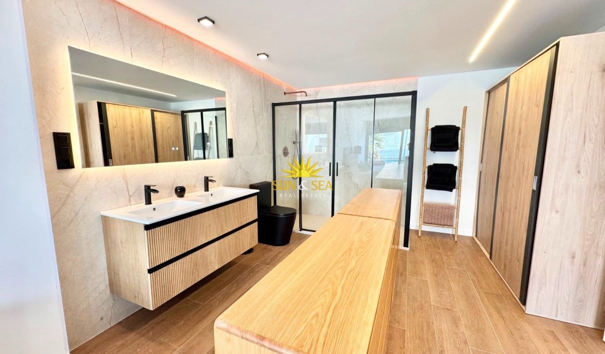 3 bedroom Apartment for rent in Torrevieja with pool - € 2,400 (Ref: 10009757)