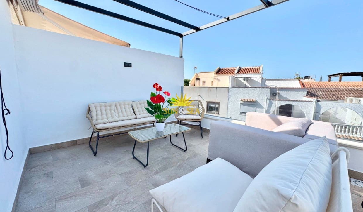 3 bedroom Apartment for rent in Torrevieja with pool - € 2,400 (Ref: 10009757)