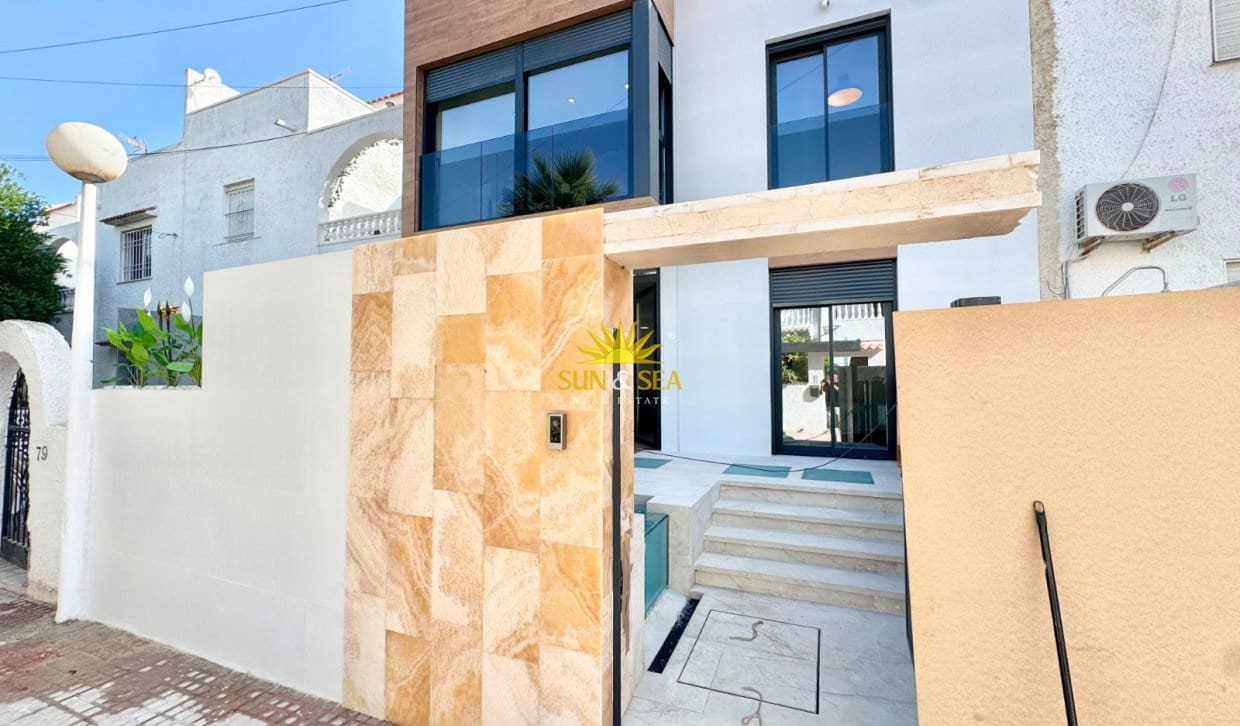 3 bedroom Apartment for rent in Torrevieja with pool - € 2,400 (Ref: 10009757)